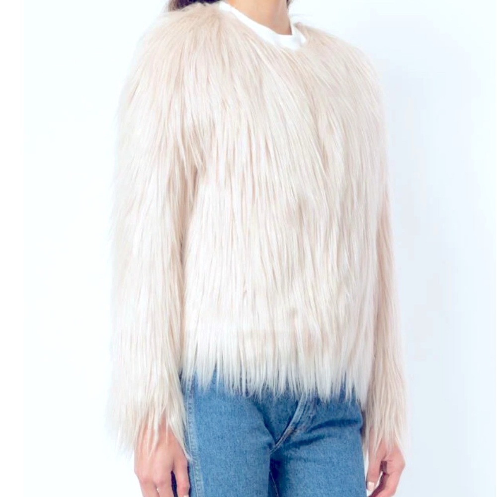 Lanshifei light-weight white coat.
faux-fur size S